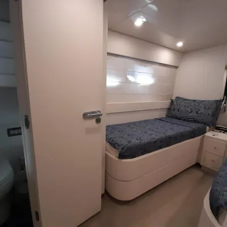 Ботель Luxury Yacht Portosole *