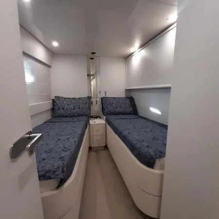 Luxury Yacht Portosole Ботель *